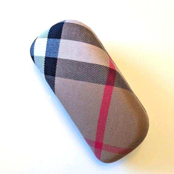 Burberry sunglasses case - Picture 5 of 6